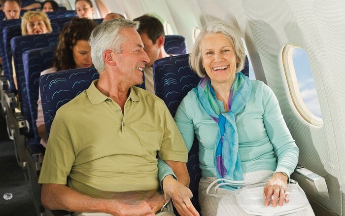 nguoi-cao-tuoi-di-may-bay-1