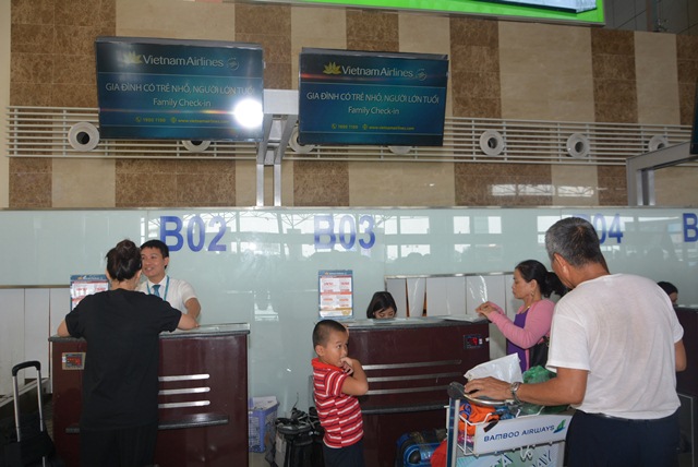 nguoi-cao-tuoi-di-may-bay-2