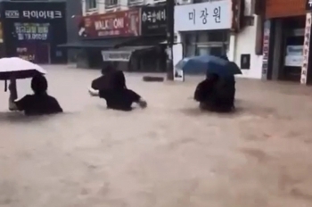 HÀN QUỐC BÁO ĐỘNG ĐỎ VÌ MƯA LŨ LỊCH SỬ